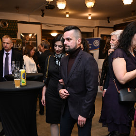 Elegantní outfit jejího muže vzbudil zájem. Mnozí si neodpustili komentáře narážející na zdánlivý nelichotivý věkový rozdíl manželů Pekarových.