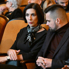 Markéta Pekarová Adamová tíhne, i díky své profesi, k elegantní klasice. Do kina je ale i političkám povoleno trochu povolit sešněrovanost sněmovní elegance.