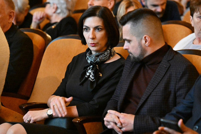 Markéta Pekarová Adamová tíhne, i díky své profesi, k elegantní klasice. Do kina je ale i političkám povoleno trochu povolit sešněrovanost sněmovní elegance.