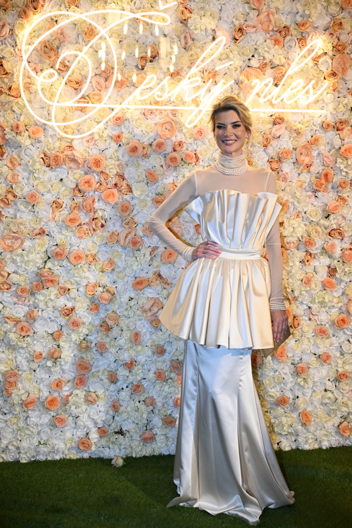 Iveta Lutovská předvedla v bílém modelu s perlami svoji dokonalou štíhlou postavu.
