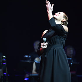 Monika Absolonová poslala vzdušný polibek nahoru Haně Zagorové.