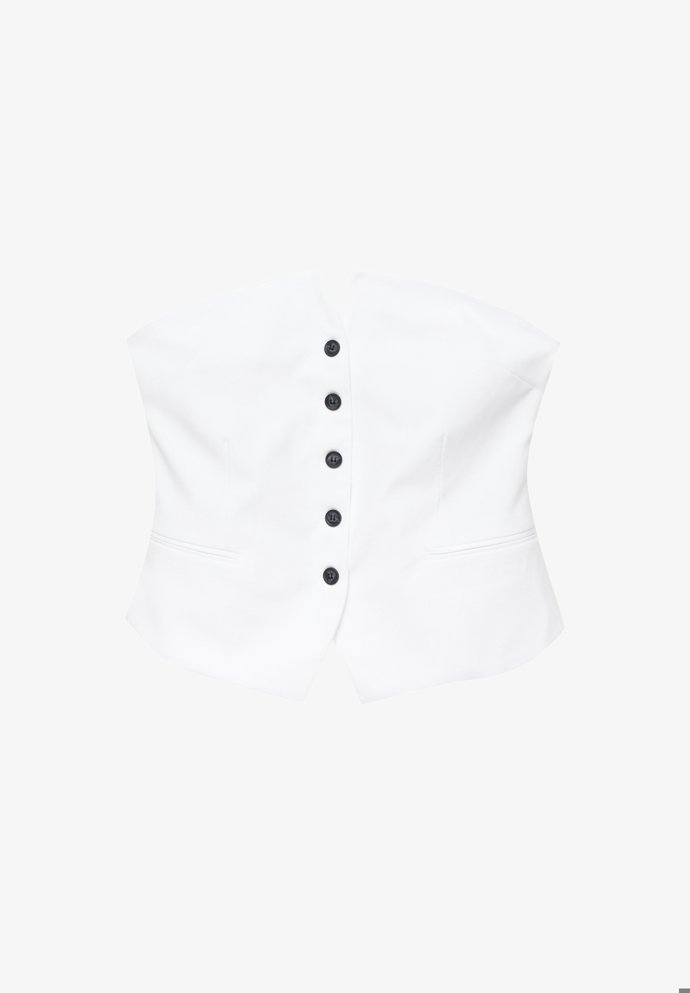 Nosit se bude také propínací varianta připomínající klasickou vestu. (Pull&Bear, 489 Kč)