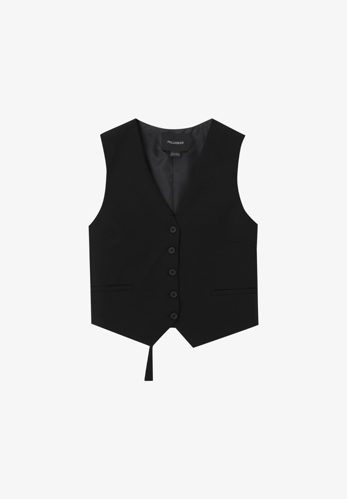 Ženskost naženete střihem s projmutím v pase. (Pull&Bear, 599 Kč)