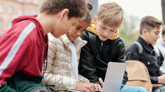 Odtajněný slovníček generace Z: Etický hacker vysvětluje, co znamenají výrazy hype, leavnout nebo bruh