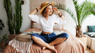 spokojená, usmívá se