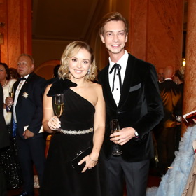 Sourozenci, kteří oblékají řadu celebrit a udávají styl společenské módy. Pro večerní akci s dress codem Black tie ale Nicol Ponerová zvolila šaty s nevhodnou délkou. Předpis Creative black tie by ale sametové šaty s asymetrickou sukní a výraznou rudou podšívkou jistě splnily na jedničku.