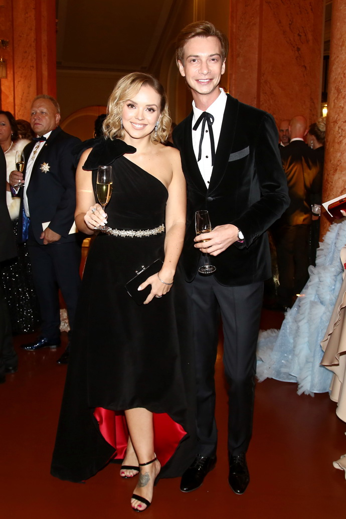 Sourozenci, kteří oblékají řadu celebrit a udávají styl společenské módy. Pro večerní akci s dress codem Black tie ale Nicol Ponerová zvolila šaty s nevhodnou délkou. Předpis Creative black tie by ale sametové šaty s asymetrickou sukní a výraznou rudou podšívkou jistě splnily na jedničku.