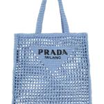 Háčkovaná síťovka Prada rozbouřila módní vody pár let zpět. Síťovkám ale otevřela cestu zpět mezi trendy. (Její cena se pohybuje kolem 40 tisíc korun)