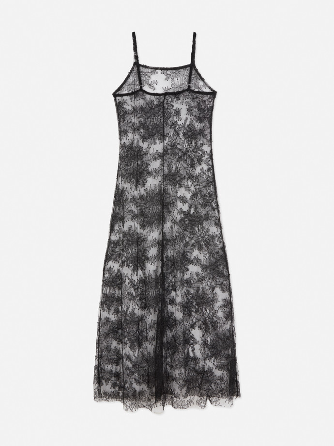 Krajkové šaty, jako nosí Dua Lipa nebo Rita Ora. Tyto jsou právě z její kolekce pro Primark. Pořídíte je za 570 Kč.