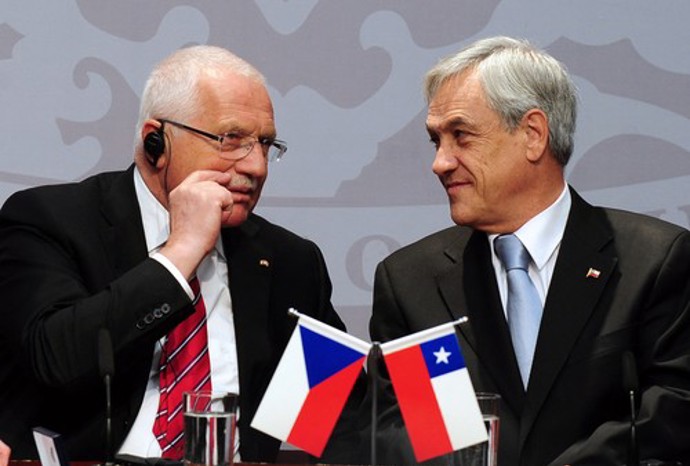 Václav Klaus v roce 2011 během tiskové konference se svým chilským protějškem Sebastianem Piňerou ukradl protokolární pero. 
