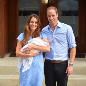 Vybrala pro ni například modré puntíkované šaty Jenny Peckham, v nichž Kate roku 2013 představila světu prvorozeného syna, prince George.