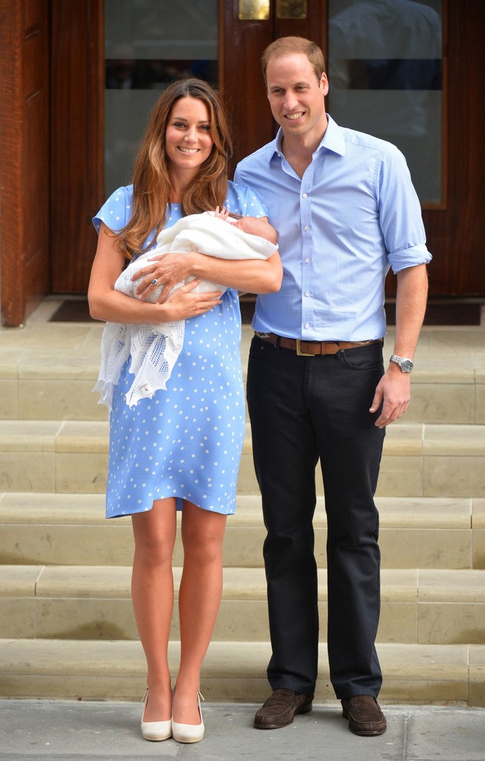 Vybrala pro ni například modré puntíkované šaty Jenny Peckham, v nichž Kate roku 2013 představila světu prvorozeného syna, prince George.