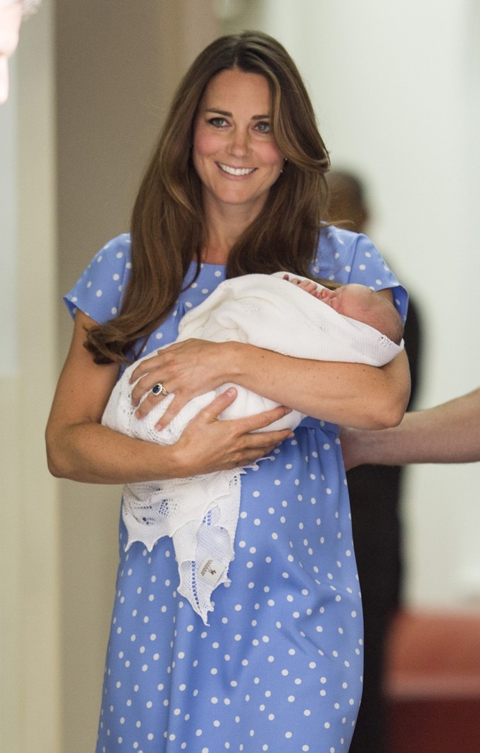 A již zmíněné šaty od Jenny Packham, které Kate oblékla při představení prince George světu.