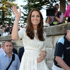 V roce 2014 představila Kate v Austrálii tyto krásné bílé midišaty od místní značky Zimmermann.