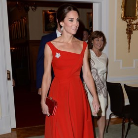 V roce 2016 se Natasha starala o Kateinu garderobu při státní návštěvě Kanady. Vybrala pro ni mimo jiné tyto zářivě červené šaty Preen...