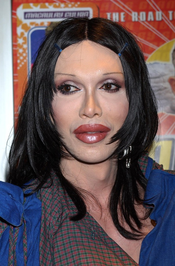 Pete Burns se sice hlavně soustředil na svou hudební kariéru, nikdy ale nezapomínal vyladit svůj výstřední vzhled, který se mnohdy stal terčem různých spekulací a posměšků.