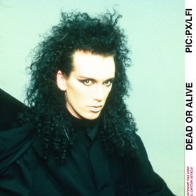 Pete Burns založil osmdesátých letech popovou kapelu Dead or Alive.