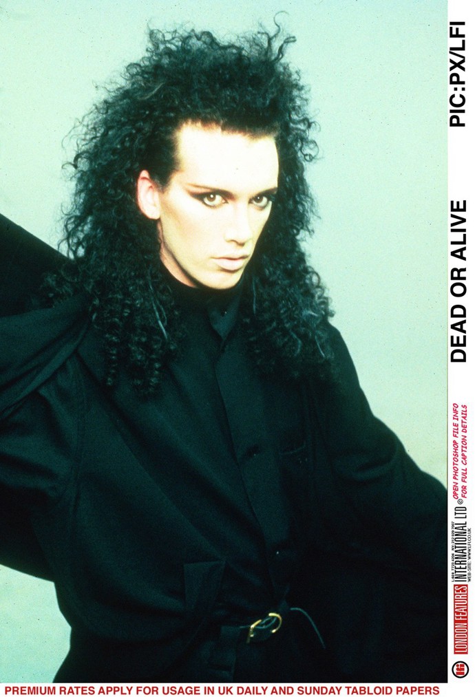 Pete Burns založil osmdesátých letech popovou kapelu Dead or Alive.