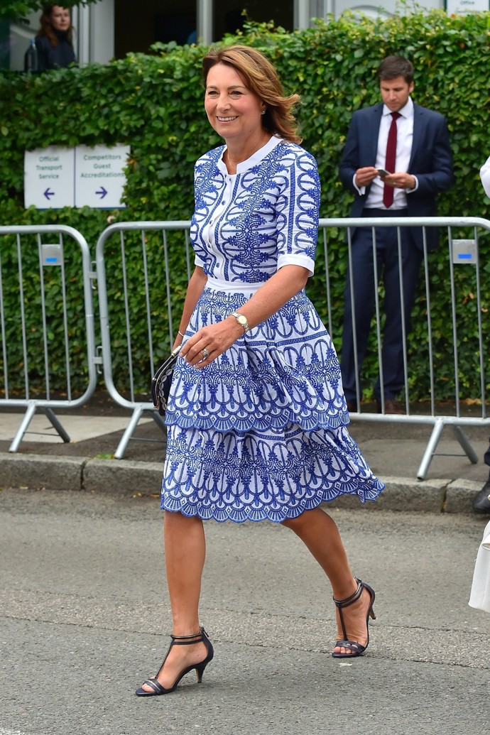 Nápadně podobný model od Rumour London (7 600 Kč), jen v modré barvě, vynesla roku 2022 také Carole.