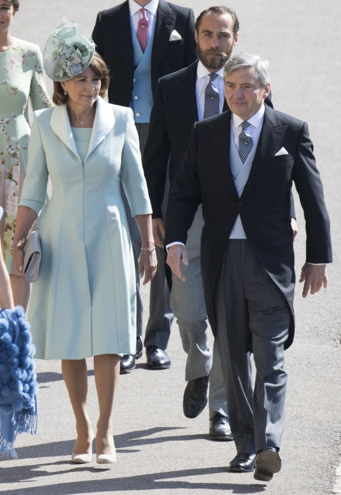 ....a Carole si o dva měsíce dříve vzala na svatbu prince Harryho a Meghan Markle bledě modré kabátové šaty z dílny Catherine Walker.