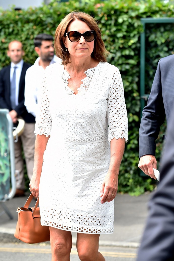 Carole Middleton pak velmi podobné oblékla v roce 2018 na tenisovém Wimbledonu.