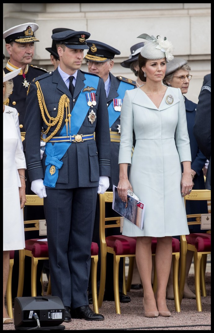 I v roce 2018 se máma s dcerou blýskly v podobném stylingu. V pudrově modrých kabátových šatech Alexander McQueen dorazila Kate na červencovou oslavu stoletého výročí RAF...