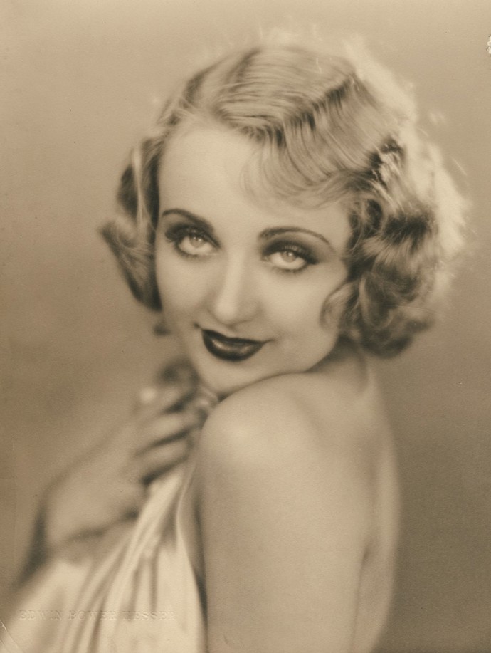 Carole Lombard podle všeho zabila její angažovanost, v pitevní zprávě se ovšem cizí zavinění neuvádí. 
