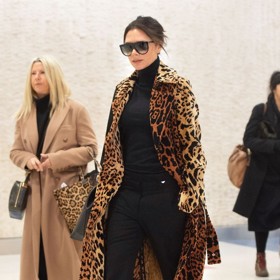 Božsky dokonalý styl "mob wife" není cizí ani módní koně Victorii Beckham. Pravda, přistupuje k němu s pověstnou elegancí a šarmem.