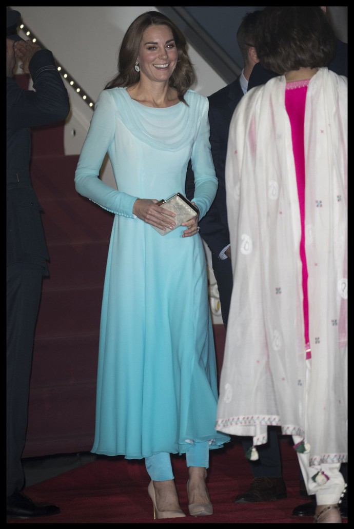 Během pobytu zde ale nezapomínala ani na britské návrháře. Tyrkysovou tuniku Catherine Walker pro ni vybrala rovněž Natasha.