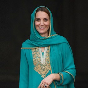 V roce 2019 pak Natasha navázala spolupráci s pákistánskou módní návrhářkou Maheen Khan, od níž pocházejí i tyto šaty. Ty vévodkyně z Cambridge oblékla u příležitosti státní návštěvy Pákistánu.