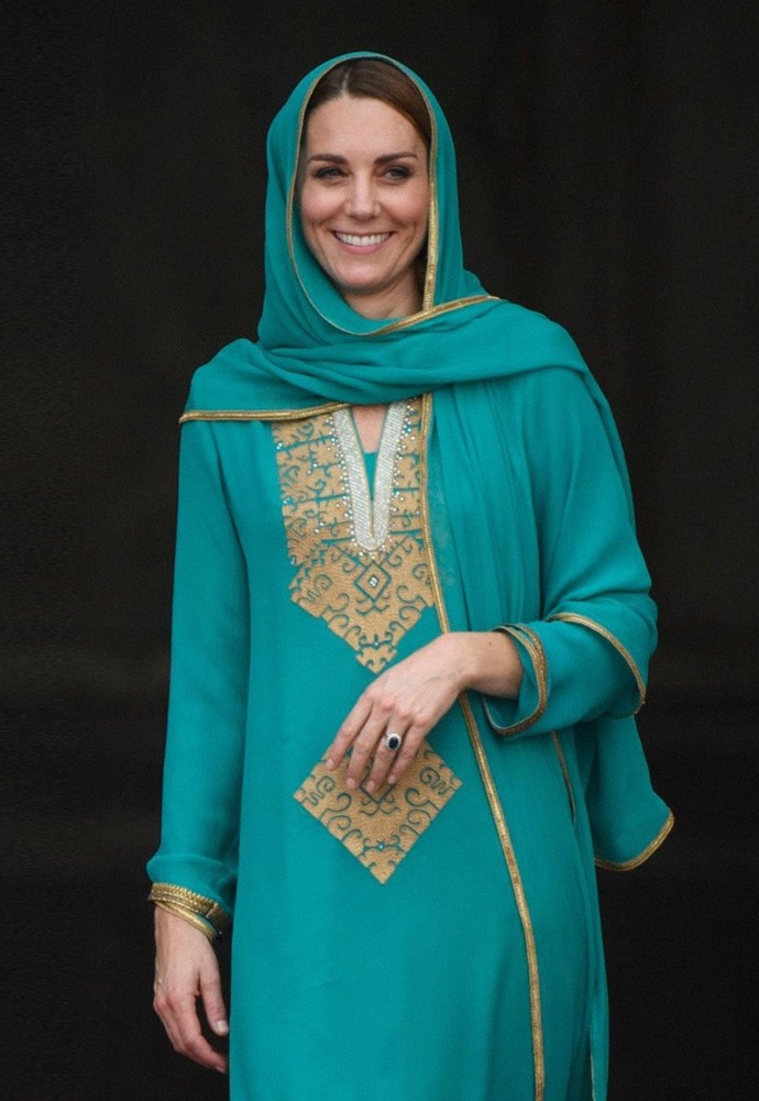 V roce 2019 pak Natasha navázala spolupráci s pákistánskou módní návrhářkou Maheen Khan, od níž pocházejí i tyto šaty. Ty vévodkyně z Cambridge oblékla u příležitosti státní návštěvy Pákistánu.