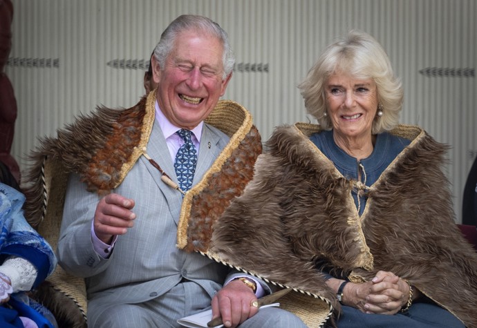 Karel a Camilla mají společný smysl pro humor, s nikým jiným se král nedokáže tak od srdce zasmát.