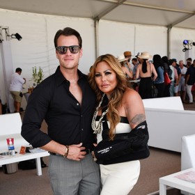 Soužití staronového páru ale nebylo zdaleka idylické. I když si Orianne užívala luxusu, chyběl jí sex, a tak se jedno léto zřejmě z nudy vdala v Las Vegas za mladšího gigola Thomase Batese. Zaujalo ji, že jde podle informací escortu o sexy intelektuála.