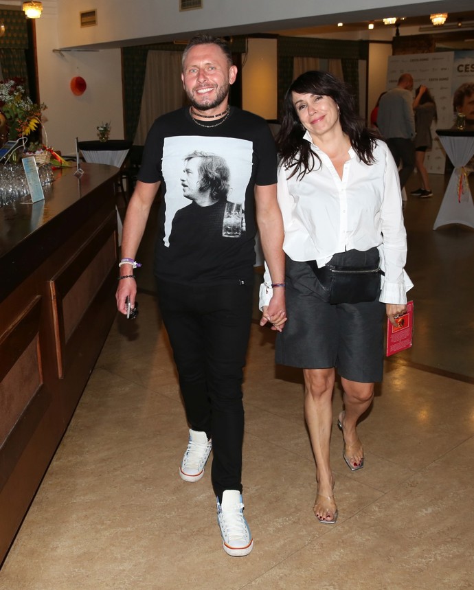 Černobílá v elegantní formě také dopadá v podání Nely Boudové na jedničku.