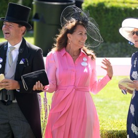 Carole Middleton ve stejných šatech o rok dříve na dostizích v Ascotu. Pro tuto příležitost je doplnila neodmyslitelným fascinátorem.