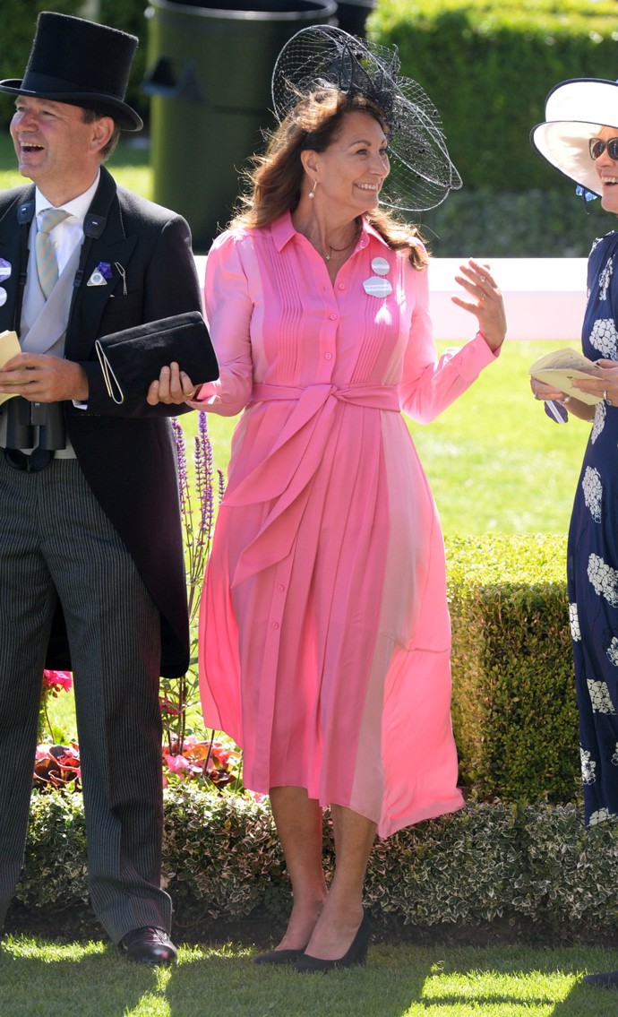 Carole Middleton ve stejných šatech o rok dříve na dostizích v Ascotu. Pro tuto příležitost je doplnila neodmyslitelným fascinátorem.