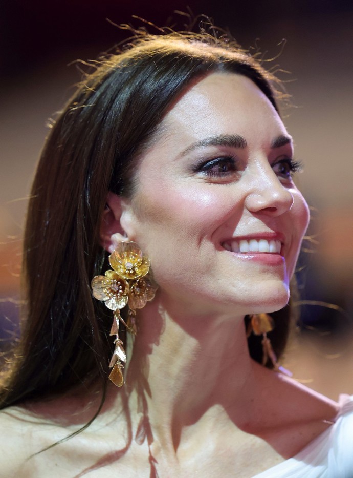 Na rozdíl od Taylor nezdobil Kate Middleton výrazný náhrdelník, ale nepřehlédnutelné náušnice Zara.