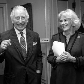 Má totiž na Karla prokazatelně pozitivní vliv. Dokáže ho rozesmát, uklidnit, být mu oporou v těžkých chvílích. A je naprosto loajální.