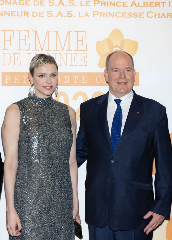 Kněžna Charlene se ráda obléká do velmi luxusních kousků. Ten nejdražší vynesla hned zkraje loňského roku. Na Mezinárodní den žen oblékla stříbrnou flitrovanou róbu Akris za 135 tisíc korun, kterou doplnila diamantovými náušnicemi Graff za 2,3 milionu.