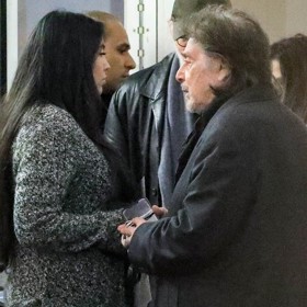 Loni v listopadu herec dohodu podepsal. Od té doby musí posílat své milence v přepočtu 700 tisíc korun měsíčně jen na výživném. Součástí dohody byly ale i další platby. "Al už je starší pán, může ho kdykoliv postihnout stařecká demence, může zemřít, tudíž Noor potřebuje nějaké jistoty," nechal se pro Insider slyšet specialista na rodinné právo Peter M. Walzer. Pár se navíc vzdor tahanicím zatím oficiálně nerozešel...