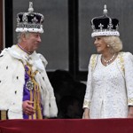 Král Karel III. se necelý rok od korunovace potýká s vážnými zdravotními problémy. Lékaři mu při plánované operaci zvětšené prostaty našli blíže nespecifikovaný nádor. Má ale to štěstí, že po jeho boku bude, jako vždy v minulosti, stát jeho milovaná Camilla.