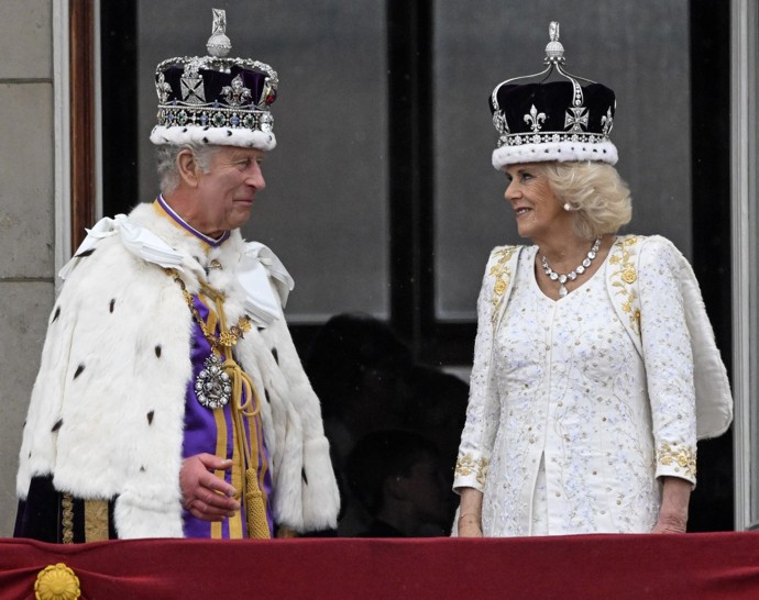 Král Karel III. se necelý rok od korunovace potýká s vážnými zdravotními problémy. Lékaři mu při plánované operaci zvětšené prostaty našli blíže nespecifikovaný nádor. Má ale to štěstí, že po jeho boku bude, jako vždy v minulosti, stát jeho milovaná Camilla.