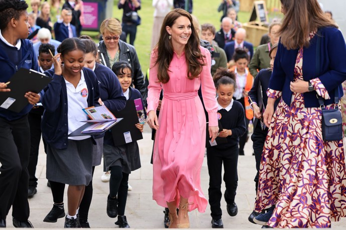 Kate a Carole Middletonovy jsou si hodně blízké a mají také podobný vkus. Princezna z Walesu v růžových šatech ME+EM's za 13 tisíc korun na květinové slavnosti v květnu loňského roku.