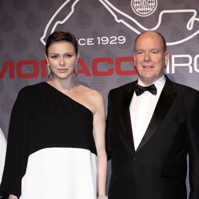 Zosobnění elegance pak Charlene připomínala na galavečeři u příležitosti Velké ceny Monaka F1. V dlouhé černobílé róbě od Valentina (262 tisíc Kč) a sandálech Hermès (32 tisíc) byla svému choti Albertovi více než důstojnou reprezentací. Navíc spolu skvěle ladili. Tedy alespoň navenek. Jejich manželství je všechno jiné, jen ne harmonické.