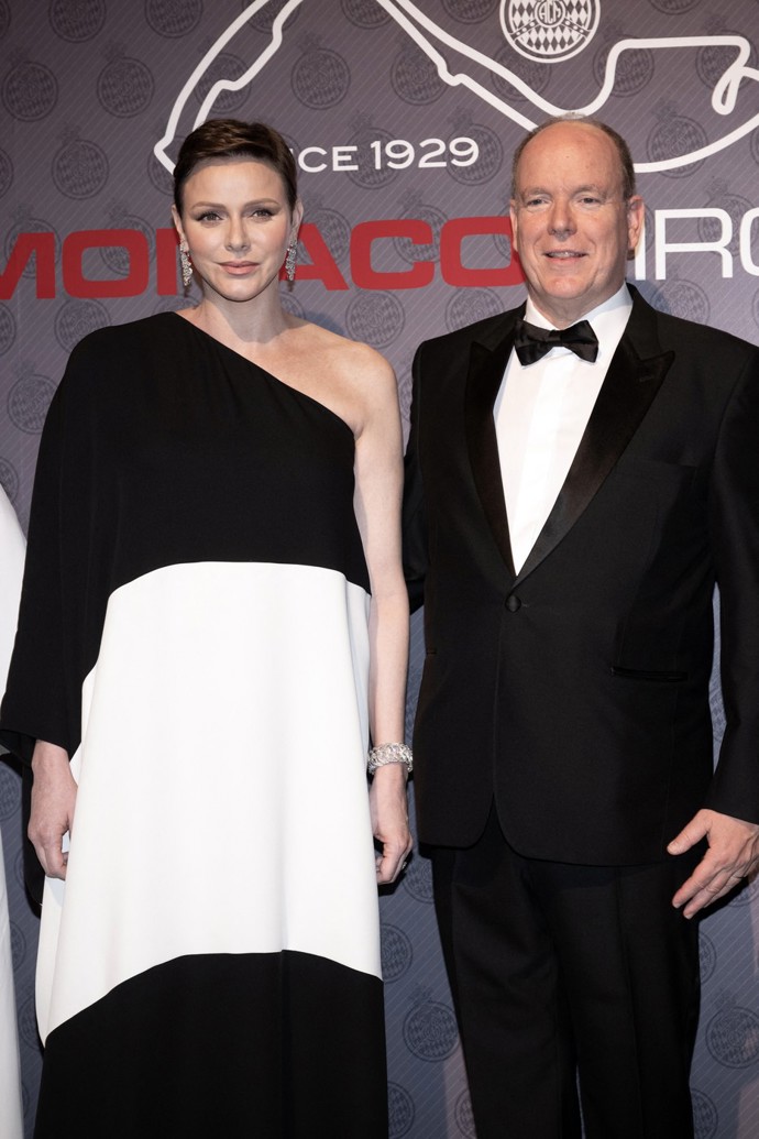 Zosobnění elegance pak Charlene připomínala na galavečeři u příležitosti Velké ceny Monaka F1. V dlouhé černobílé róbě od Valentina (262 tisíc Kč) a sandálech Hermès (32 tisíc) byla svému choti Albertovi více než důstojnou reprezentací. Navíc spolu skvěle ladili. Tedy alespoň navenek. Jejich manželství je všechno jiné, jen ne harmonické.