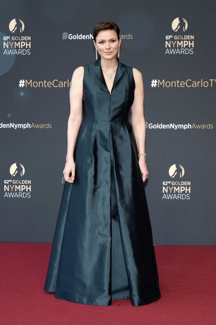 Velmi pozoruhodný (a drahý) model zvolila Charlene také pro předávání jedné z cen na Televizním festivalu v Monte Carlu. Hedvábné šaty smokingového střihu s bohatou sukní pocházely od její oblíbené značky Akris a stály 177 tisíc korun.