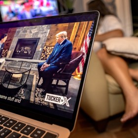 Tucker Carlson v rozhovoru s  Donaldem Trumpem.