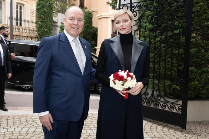 Jeden z nejluxusnějších looků vykouzlila loni Charlene prostřednictvím námořnicky modré vlněné vesty Loro Piana za 150 tisíc korun. Hodně drahý kousek, zdobený koženými klopami, si kněžna oblékla přes černý svetr a boty od Louise Vuittona (52 tisíc Kč).