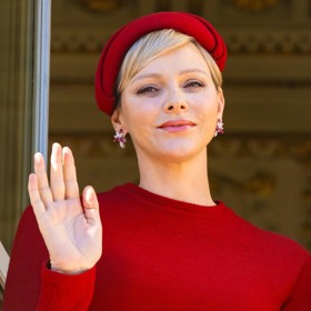 A takto si kněžnu Charlene pamatujeme z loňska asi všichni. V monochromatickém červeném outfitu na Národní den Monaka byla zkrátka nepřehlédnutelná. Pro zhotovení kabátu a šatů se obrátila na módní dům DidierAngelo a nechala si u něj ušít zmíněný outfit za 185 tisíc Kč. Ten pak doplnila kloboukem Stephen Jones (55 tisíc Kč), rubínovými náušnicemi Graff a červenými botami od Manola Blahnika za 32 tisíc Kč.