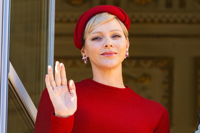 A takto si kněžnu Charlene pamatujeme z loňska asi všichni. V monochromatickém červeném outfitu na Národní den Monaka byla zkrátka nepřehlédnutelná. Pro zhotovení kabátu a šatů se obrátila na módní dům DidierAngelo a nechala si u něj ušít zmíněný outfit za 185 tisíc Kč. Ten pak doplnila kloboukem Stephen Jones (55 tisíc Kč), rubínovými náušnicemi Graff a červenými botami od Manola Blahnika za 32 tisíc Kč.